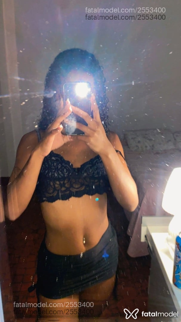 Acompanhante mulher morena (o) de olhos pretos - Ravena