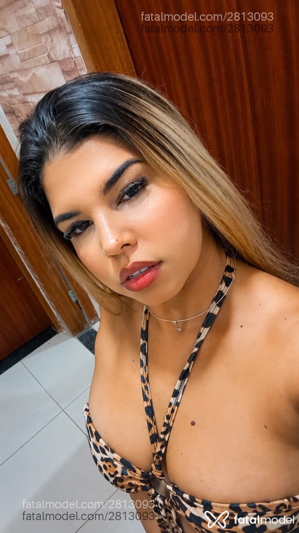 Acompanhante mulher loira (o) de olhos castanhos - Stefanny