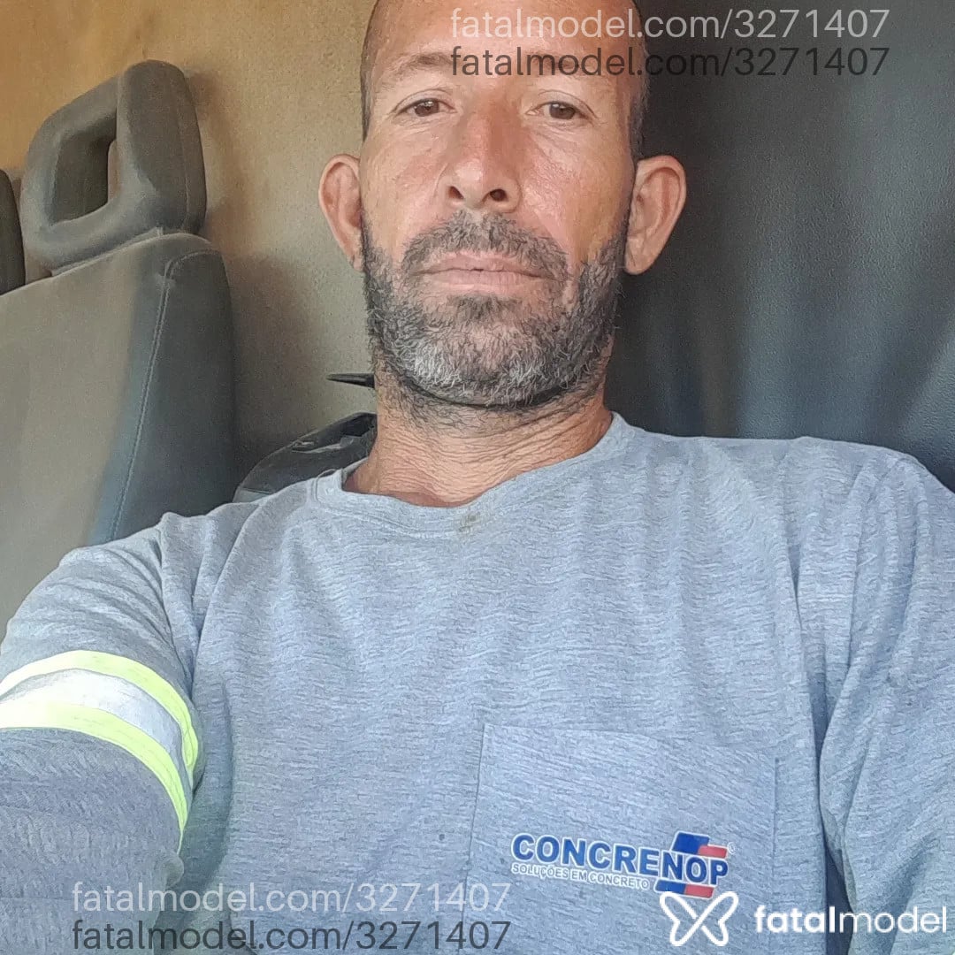 Acompanhante homem sem cabelo de olhos castanhos - Leado