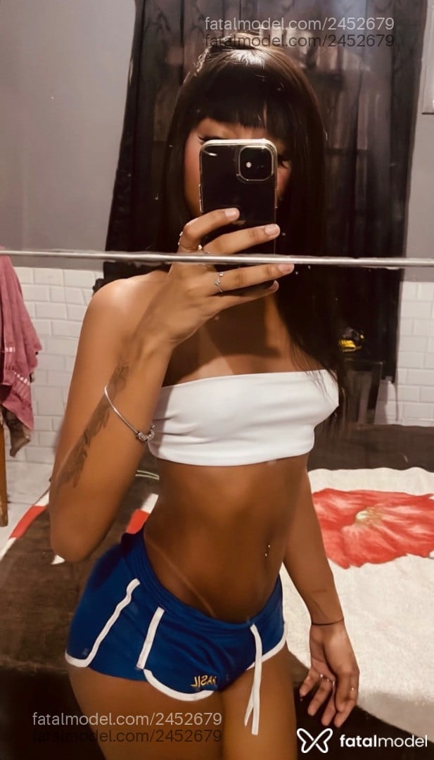 Acompanhante mulher trans morena (o) de olhos pretos - Laís