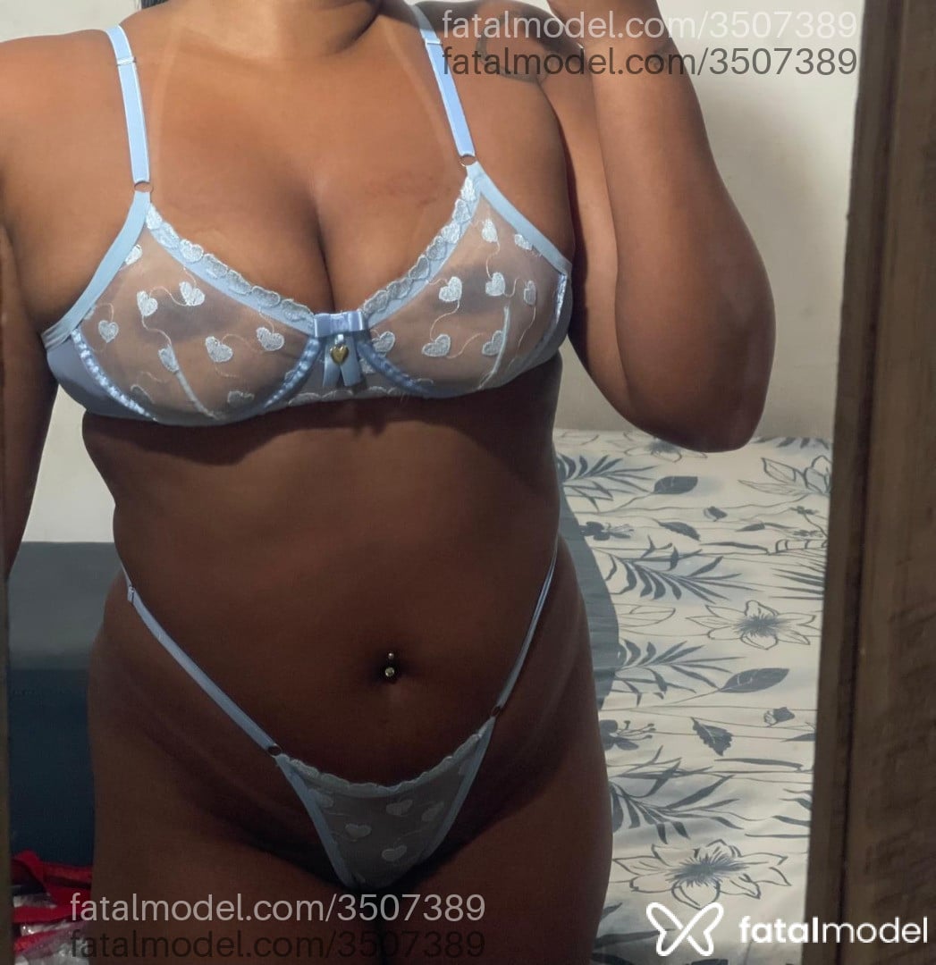 Acompanhante mulher morena (o) de olhos pretos - Yasmin