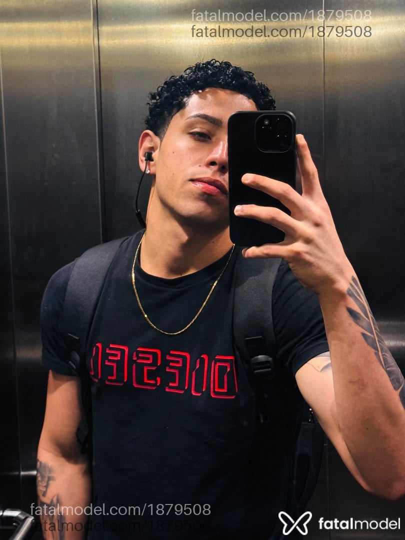 Acompanhante homem com cabelo castanho de olhos castanhos - Diego Félix