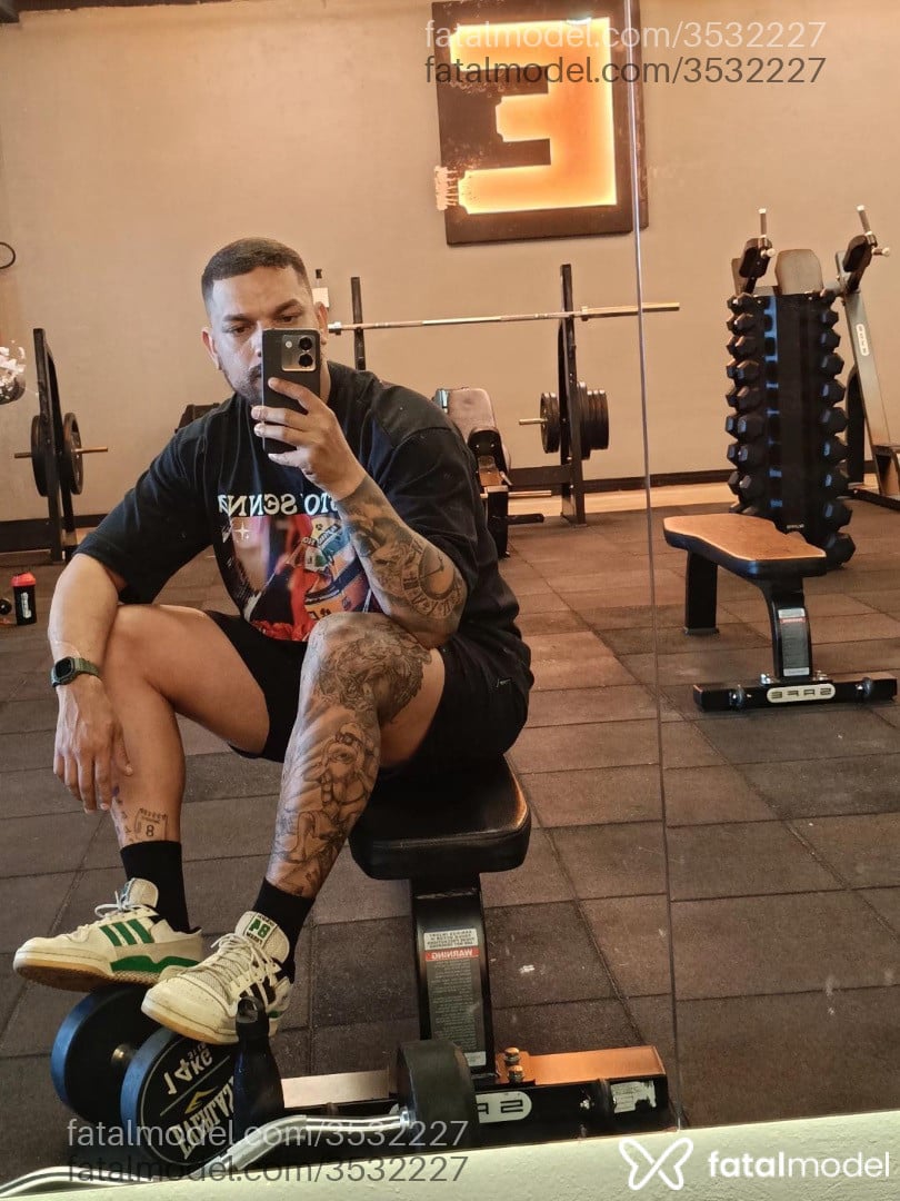 Acompanhante homem com cabelo castanho de olhos castanhos - Botelho