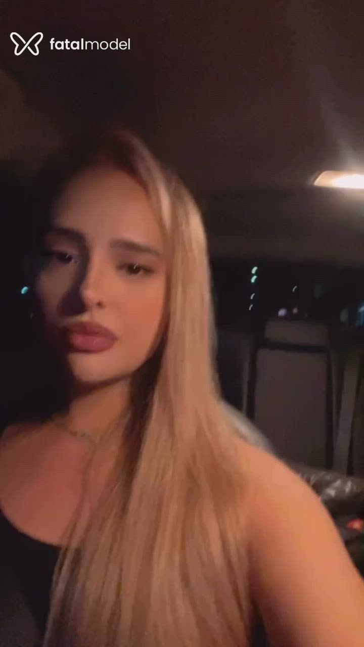 Acompanhante mulher trans loira (o) de olhos pretos - Gabriela