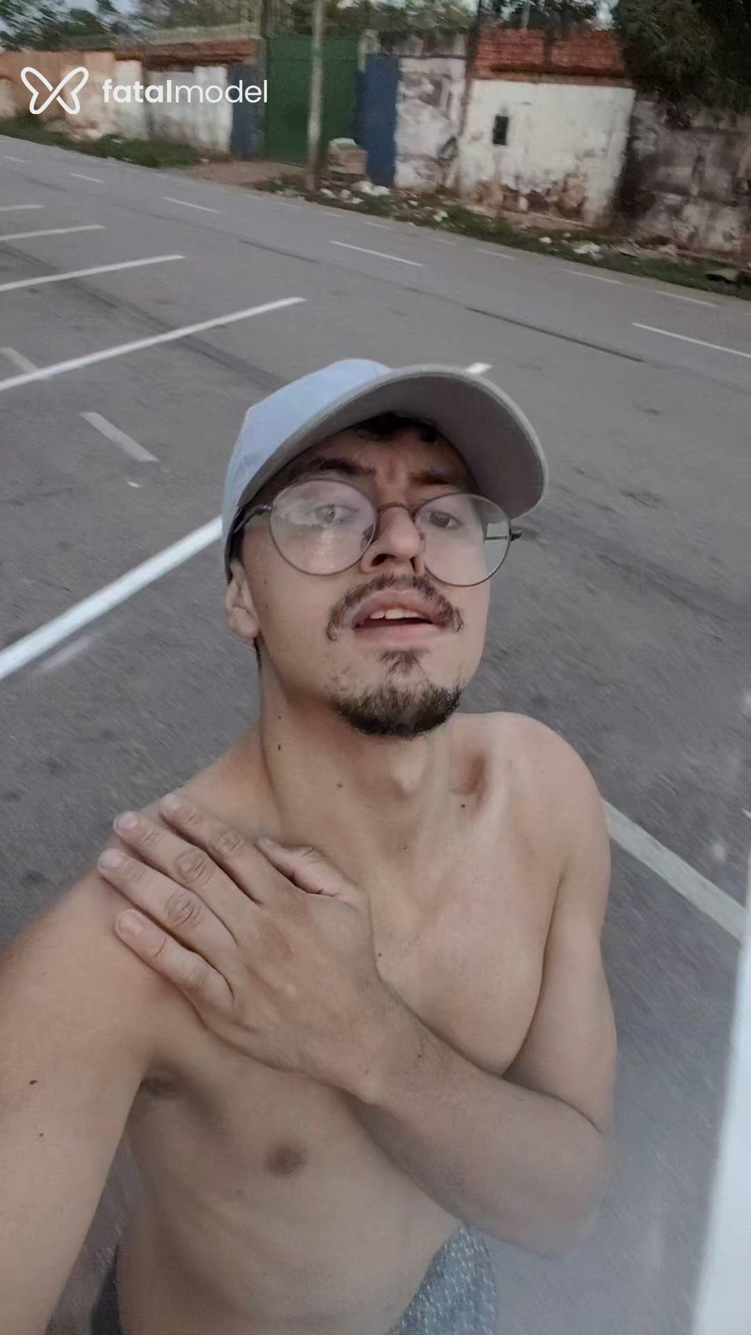 Acompanhante homem com cabelo castanho de olhos pretos - Novnho