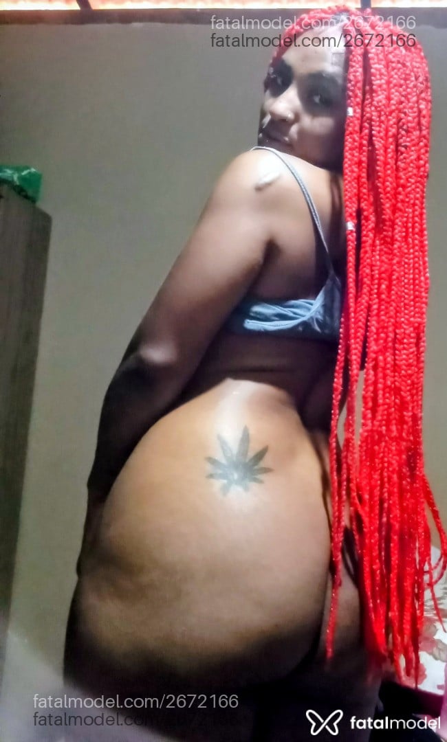 Acompanhante mulher morena (o) de olhos castanhos - Thiele