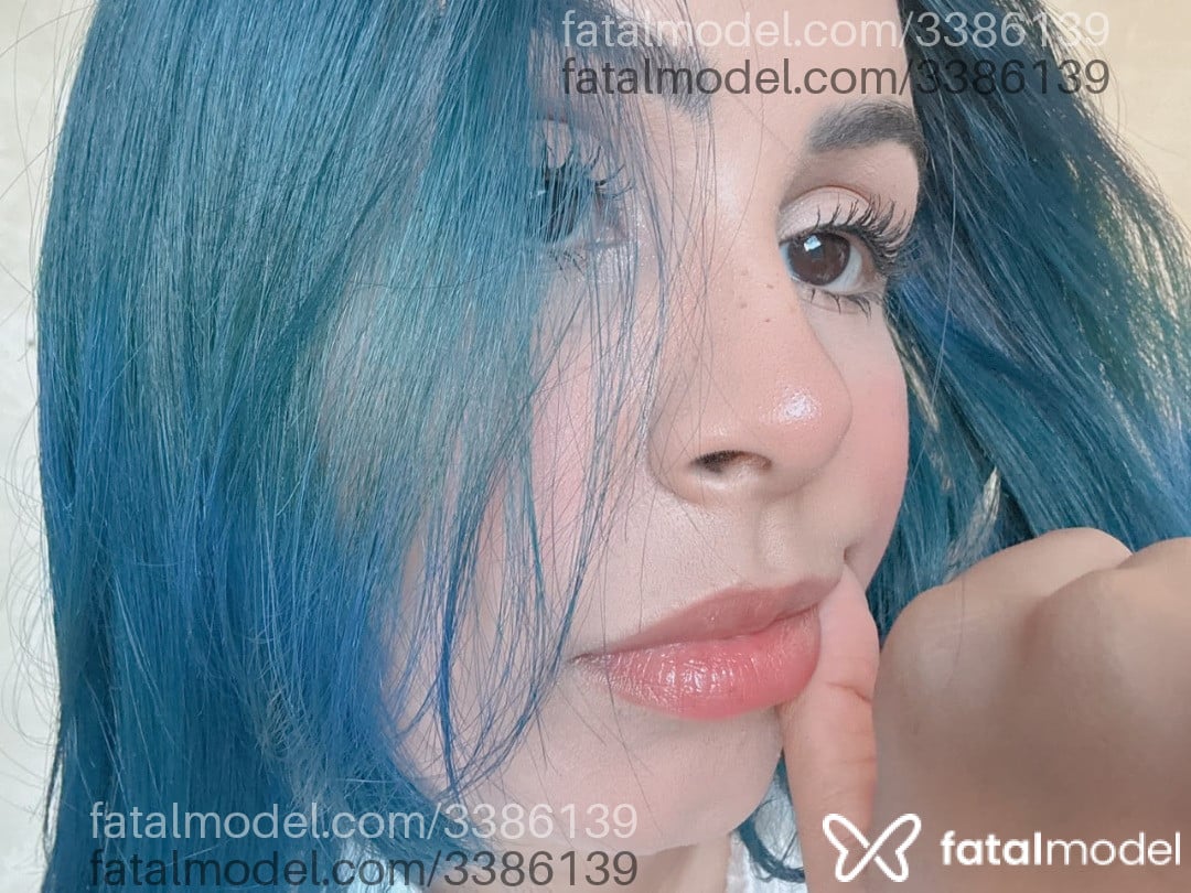Acompanhante mulher com cabelo colorido de olhos castanhos - Mila Acompanhante mulher com cabelo colorido de olhos castanhos - Mila