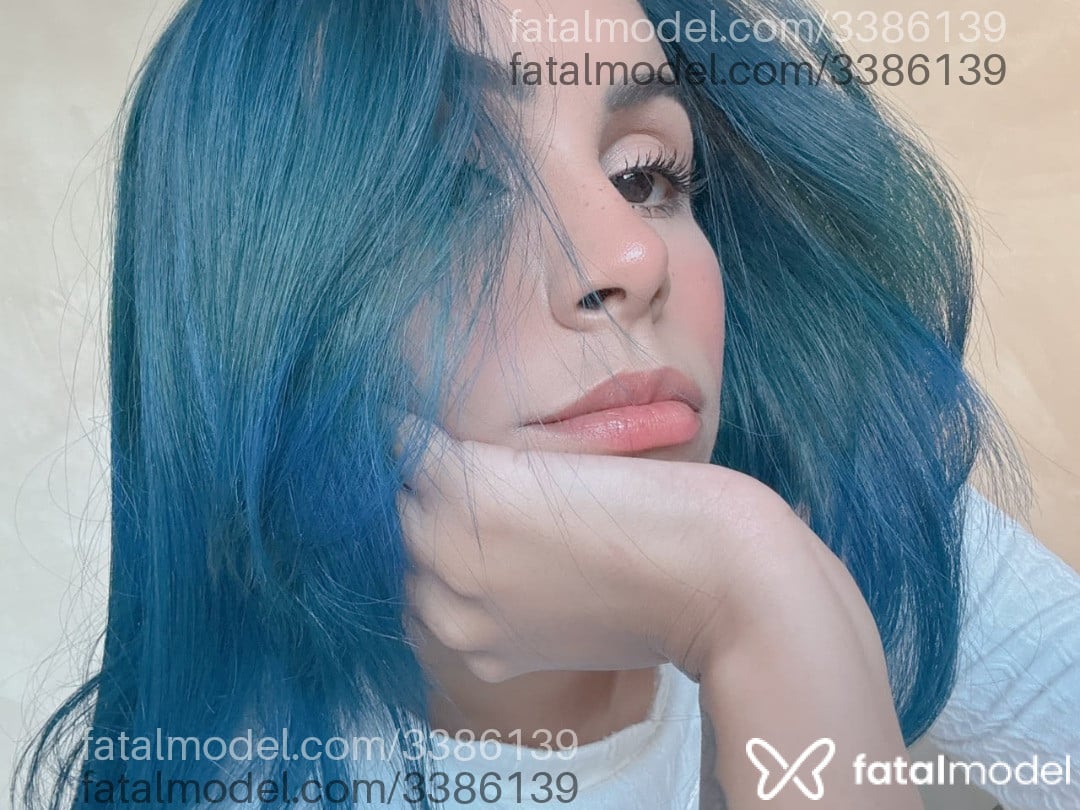 Acompanhante mulher com cabelo colorido de olhos castanhos - Mila Acompanhante mulher com cabelo colorido de olhos castanhos - Mila