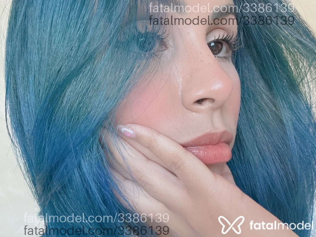 Acompanhante mulher com cabelo colorido de olhos castanhos - Mila Acompanhante mulher com cabelo colorido de olhos castanhos - Mila