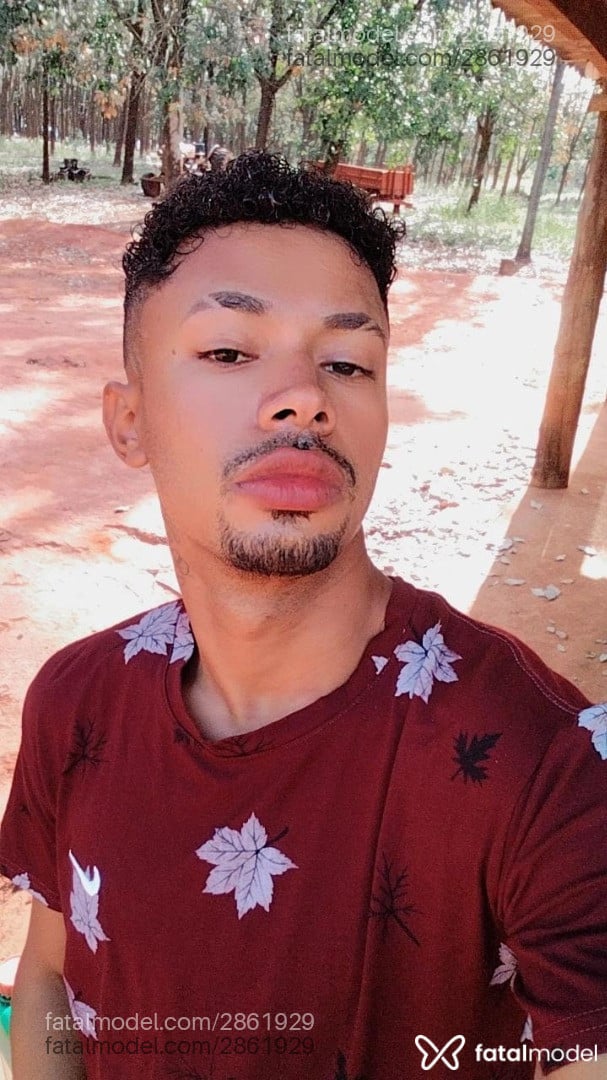 Acompanhante homem com cabelo castanho de olhos pretos - Sanddro Lúcio