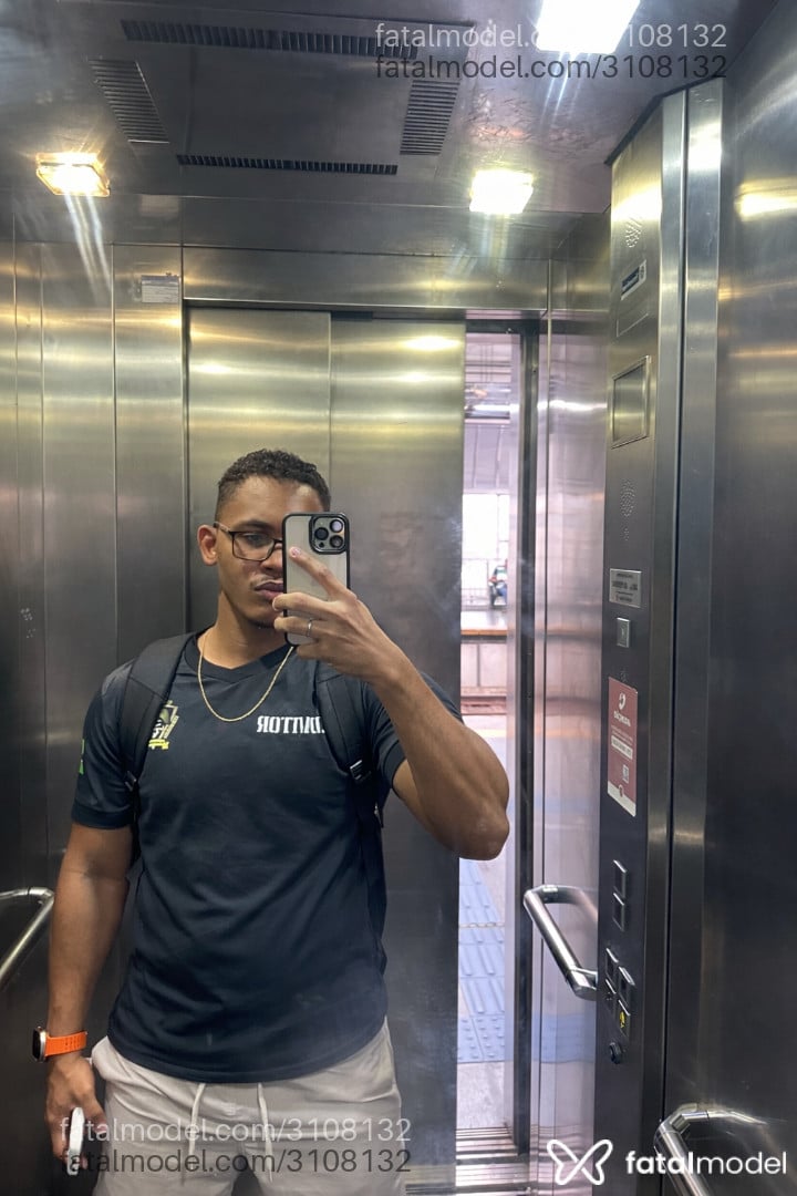 Acompanhante homem morena (o) de olhos castanhos - Arthur
