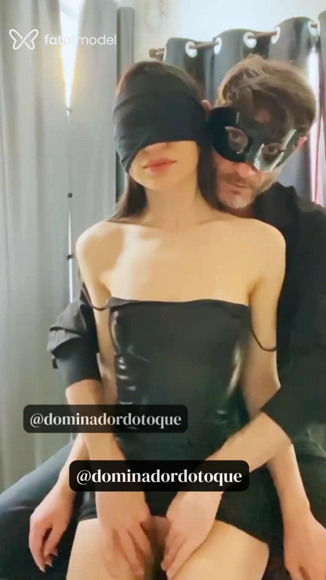 Acompanhante homem com cabelo grisalho de olhos verdes - Dominadordotoque