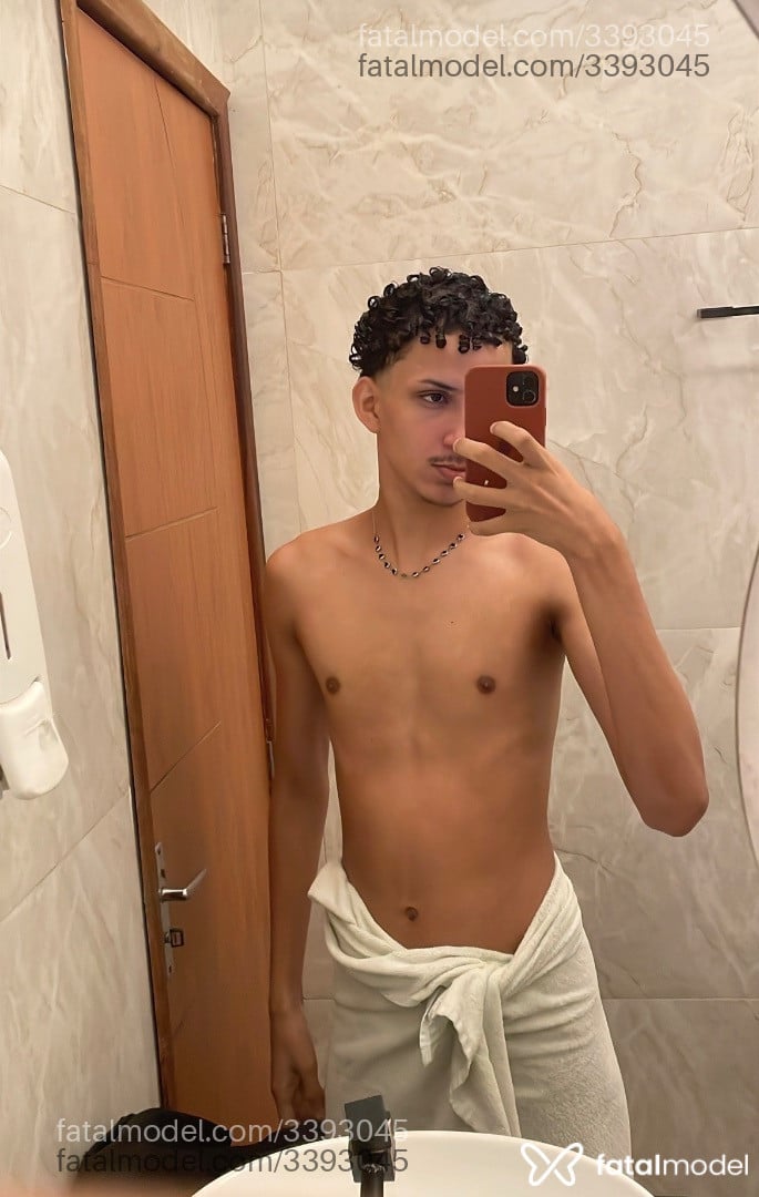 Acompanhante homem com cabelo grisalho de olhos castanhos - Theo Lusan