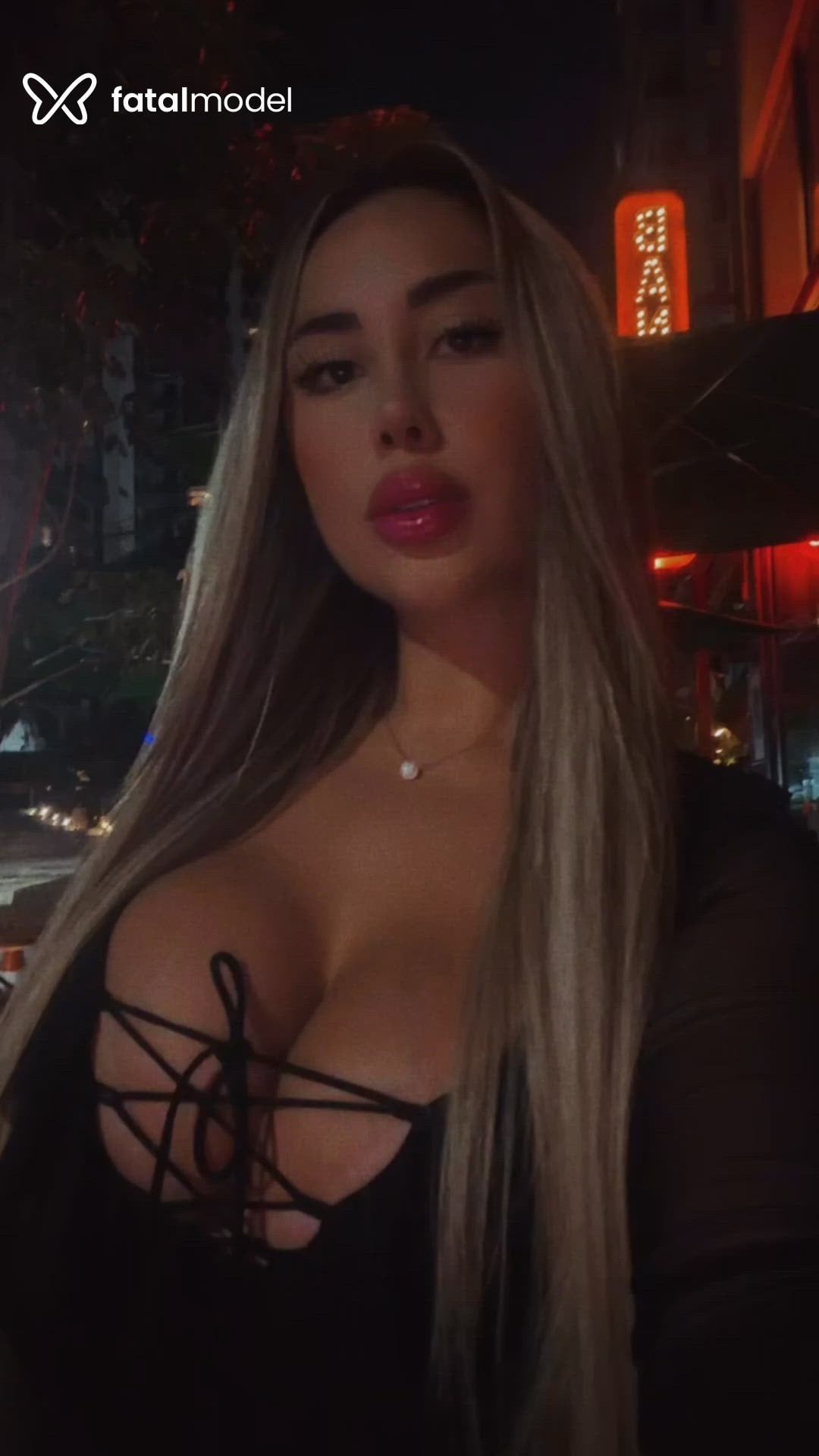 Acompanhante mulher loira (o) de olhos castanhos - Maitê Lins