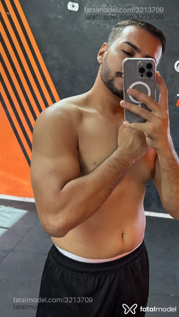 Acompanhante homem com cabelo castanho de olhos castanhos - Juan