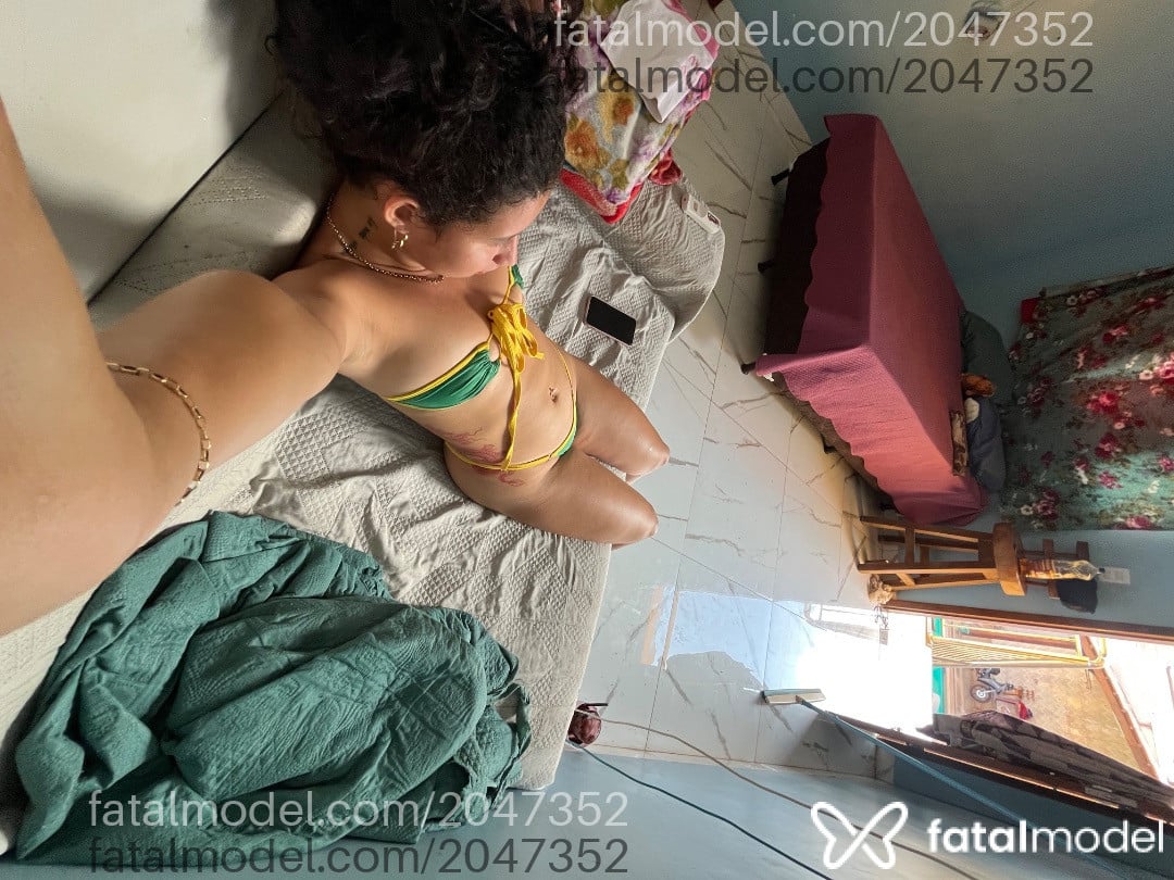 Acompanhante mulher loira (o) de olhos castanhos - Isadora