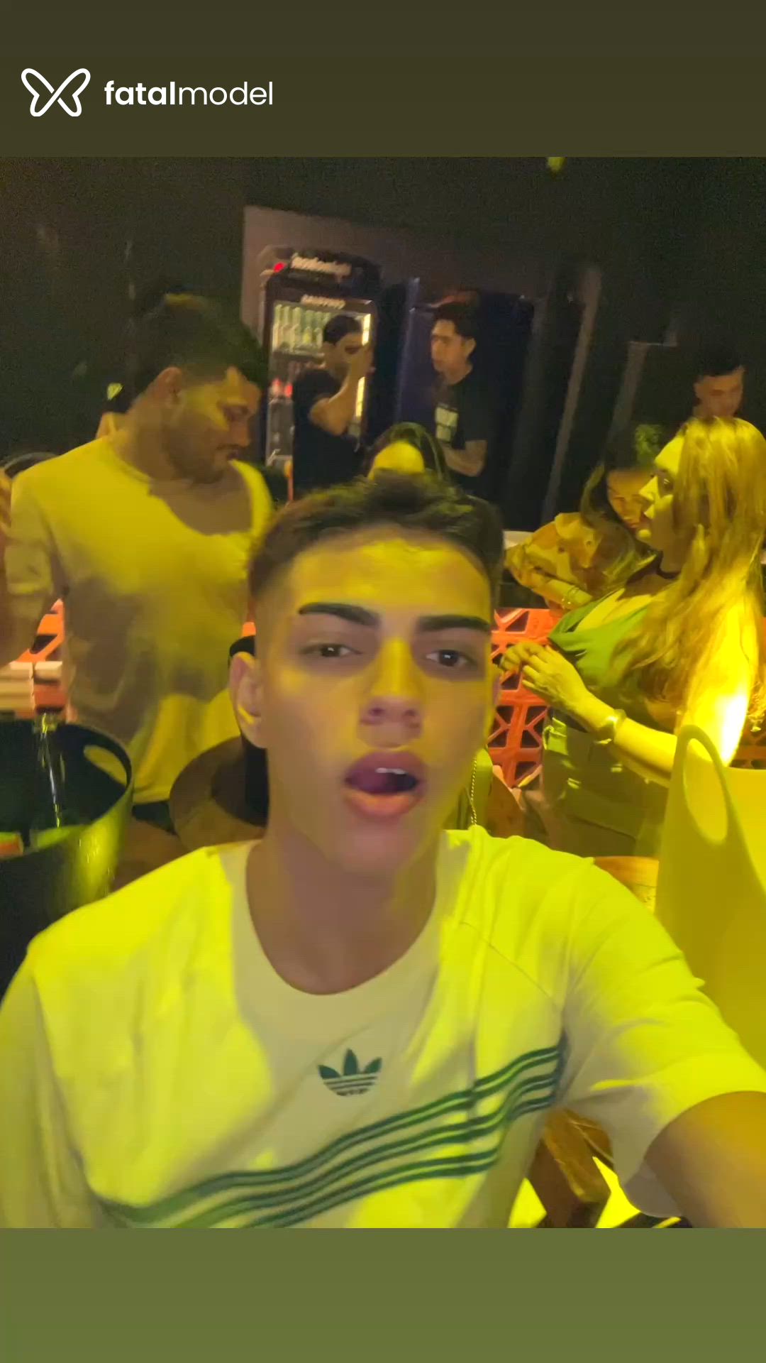 Acompanhante homem com cabelo castanho de olhos pretos - Lucas