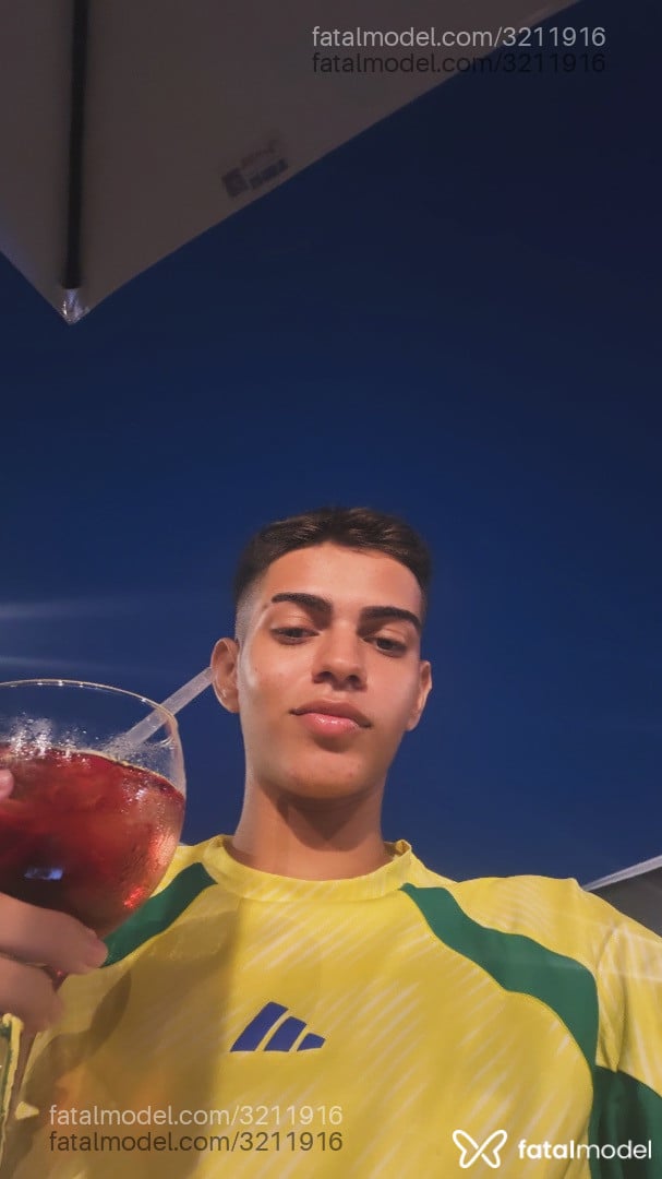 Acompanhante homem com cabelo castanho de olhos pretos - Lucas