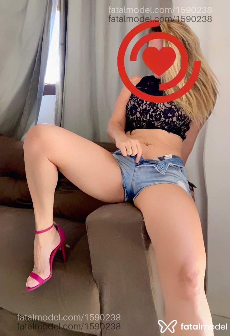 Acompanhante mulher loira (o) de olhos mel - Lavínia