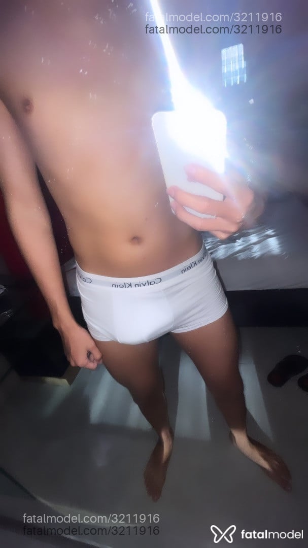 Acompanhante homem com cabelo castanho de olhos pretos - Lucas