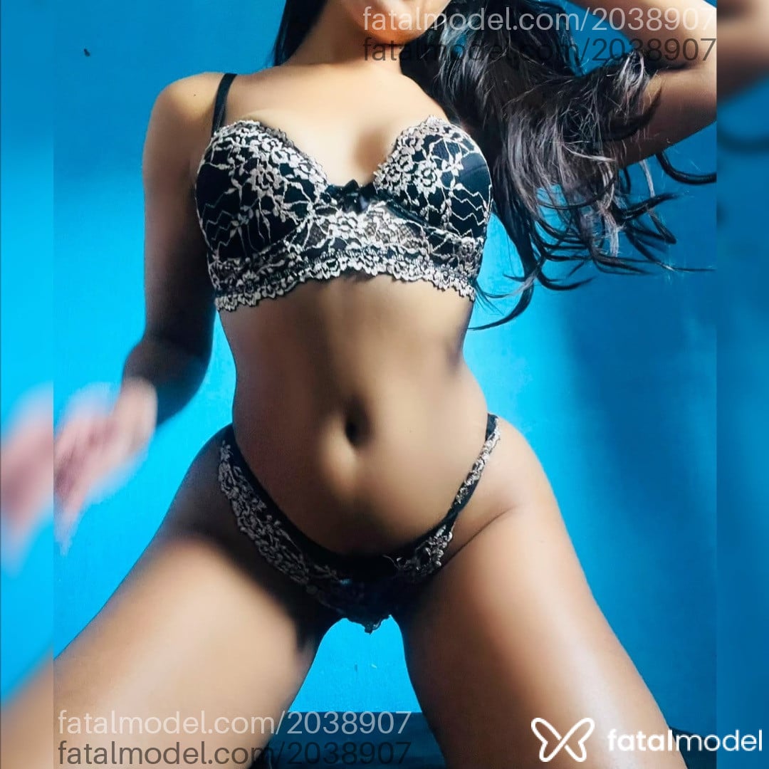 Acompanhante mulher morena (o) de olhos verdes - Isa