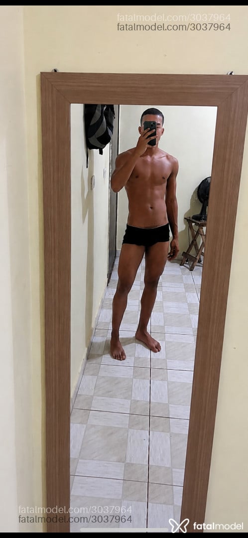 Acompanhante homem com cabelo castanho de olhos pretos - Mateus