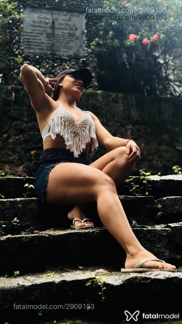 Acompanhante mulher loira (o) de olhos castanhos - Melinda