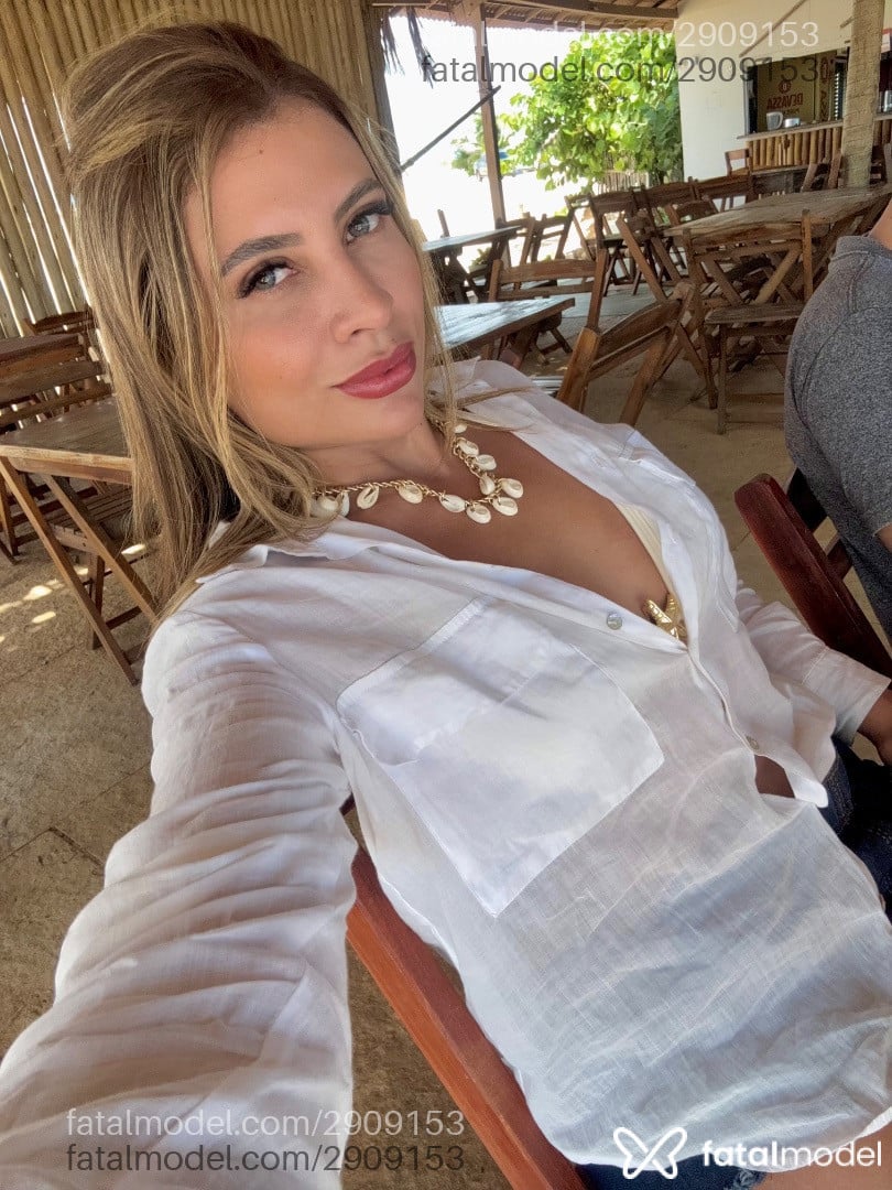 Acompanhante mulher loira (o) de olhos castanhos - Melinda