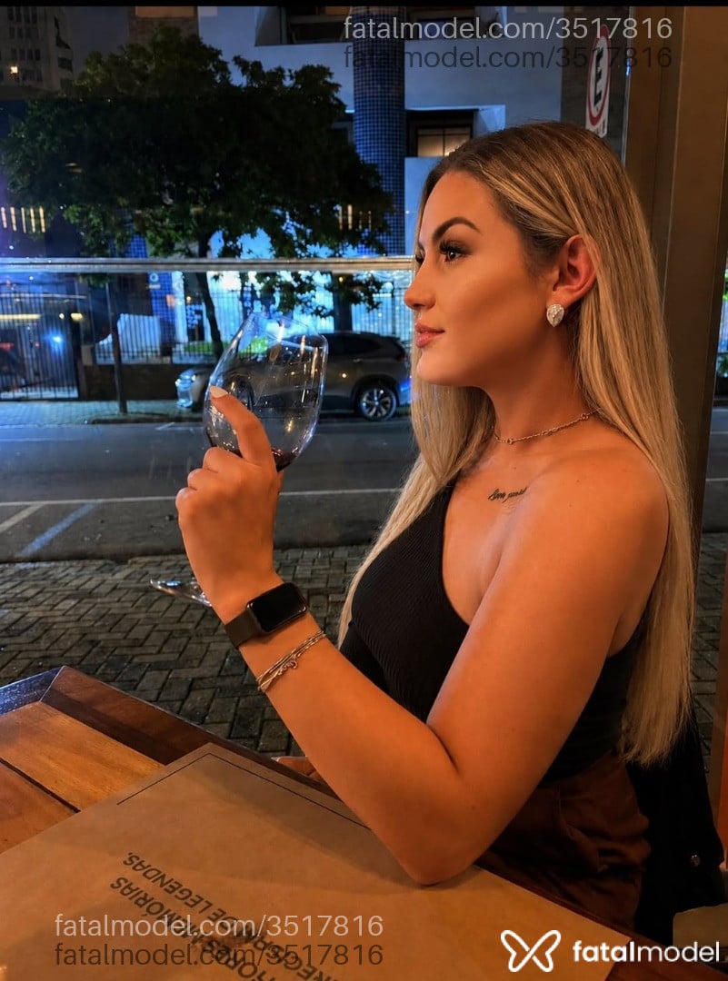 Acompanhante mulher morena (o) de olhos castanhos - Ariely Novaes