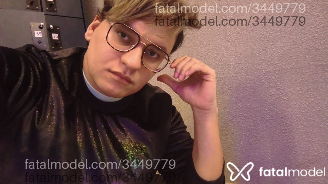 Acompanhante homem loira (o) de olhos pretos - Darius