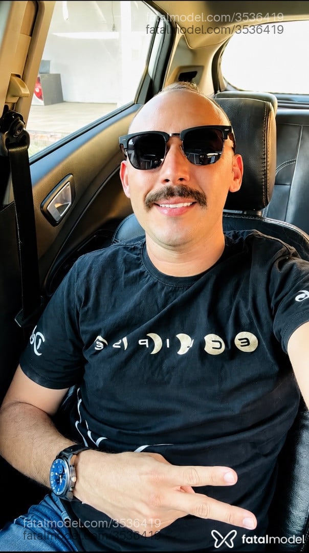 Acompanhante homem com cabelo castanho de olhos castanhos - Vinicius Acompanhante homem com cabelo castanho de olhos castanhos - Vinicius