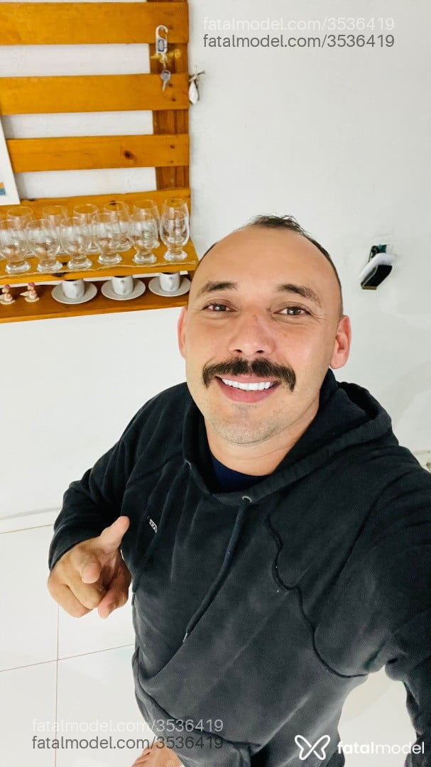 Acompanhante homem com cabelo castanho de olhos castanhos - Vinicius Acompanhante homem com cabelo castanho de olhos castanhos - Vinicius