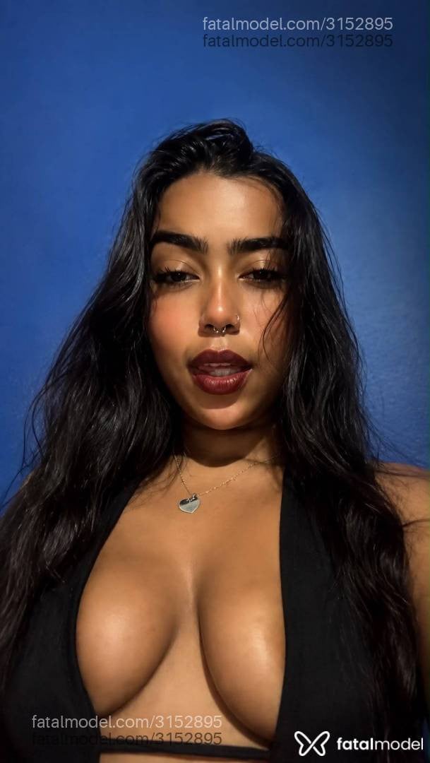 Acompanhante mulher morena (o) de olhos pretos - Victoria