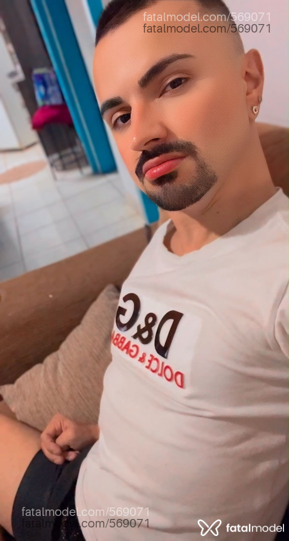 Acompanhante homem com cabelo castanho de olhos azuis - RENZO