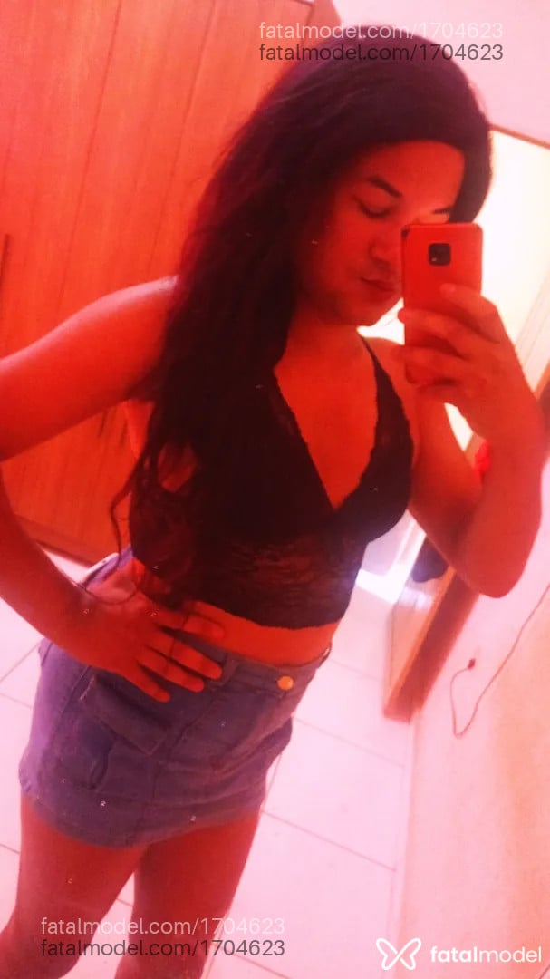 Acompanhante mulher trans morena (o) de olhos castanhos - Adrian