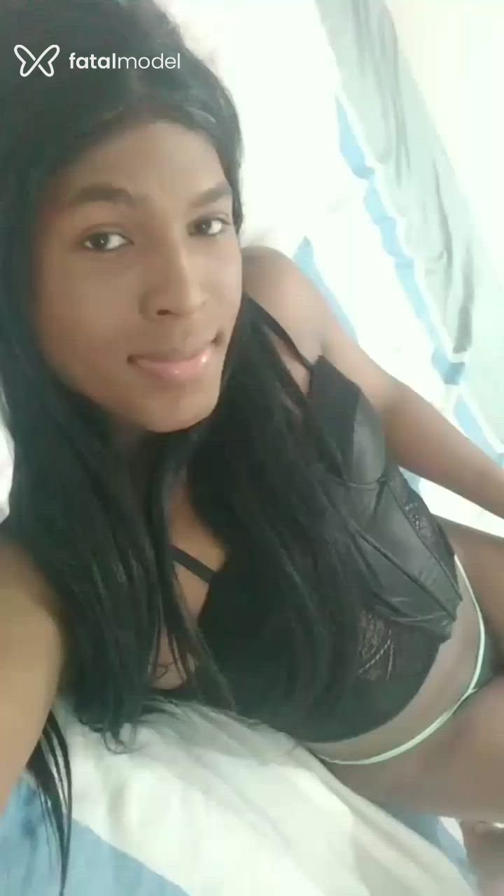 Acompanhante não-binário com cabelo castanho de olhos pretos - Danii Acompanhante não-binário com cabelo castanho de olhos pretos - Danii