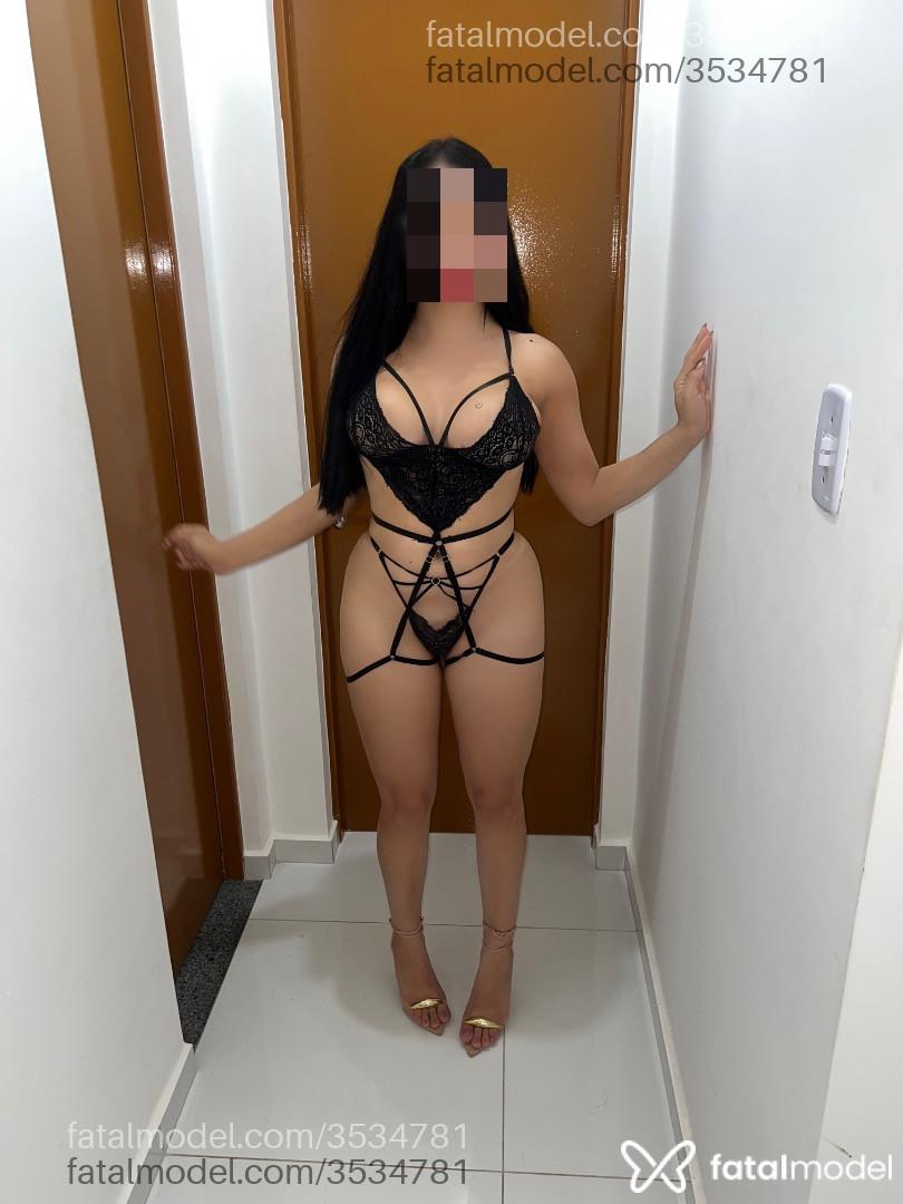 Acompanhante mulher com cabelo castanho de olhos castanhos - Camila Araújo