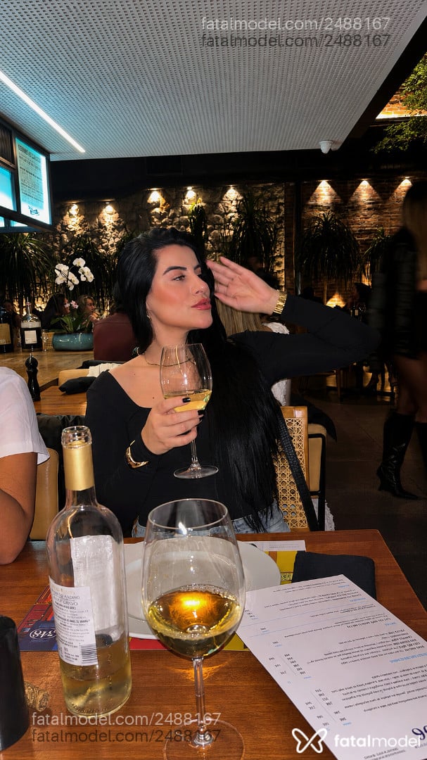Acompanhante mulher com cabelo castanho de olhos castanhos - Cléo Ferrari