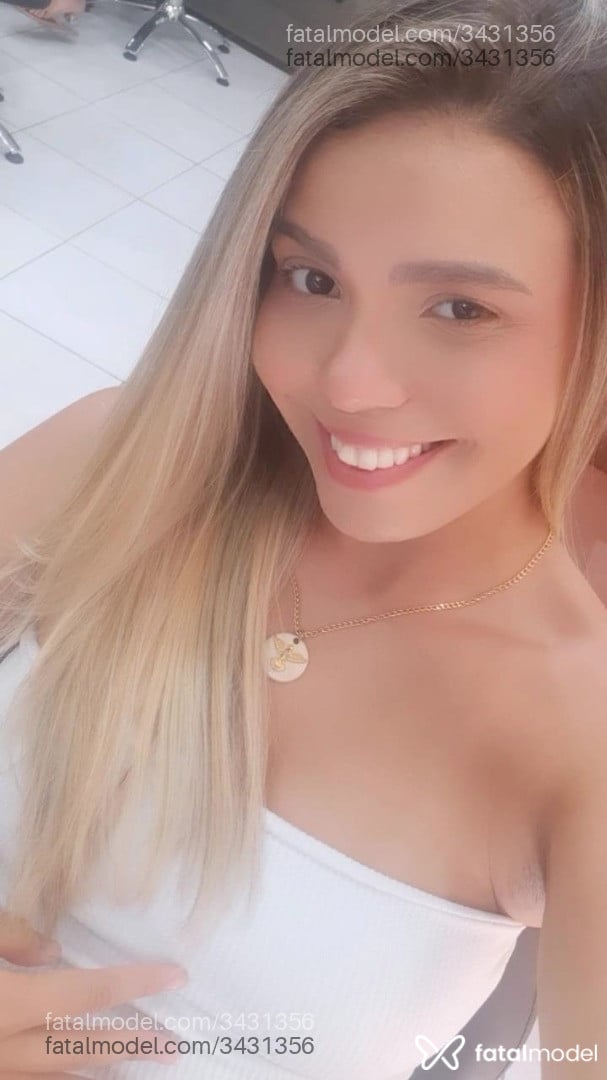 Acompanhante mulher loira (o) de olhos pretos - Bruna