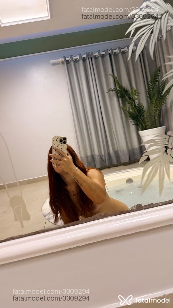 Acompanhante mulher ruiva (o) de olhos castanhos - Cherry