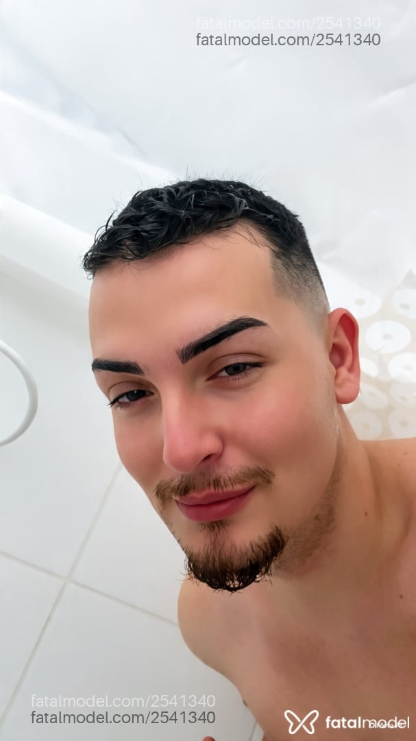 Acompanhante homem com cabelo castanho de olhos castanhos - Theo Allabrant