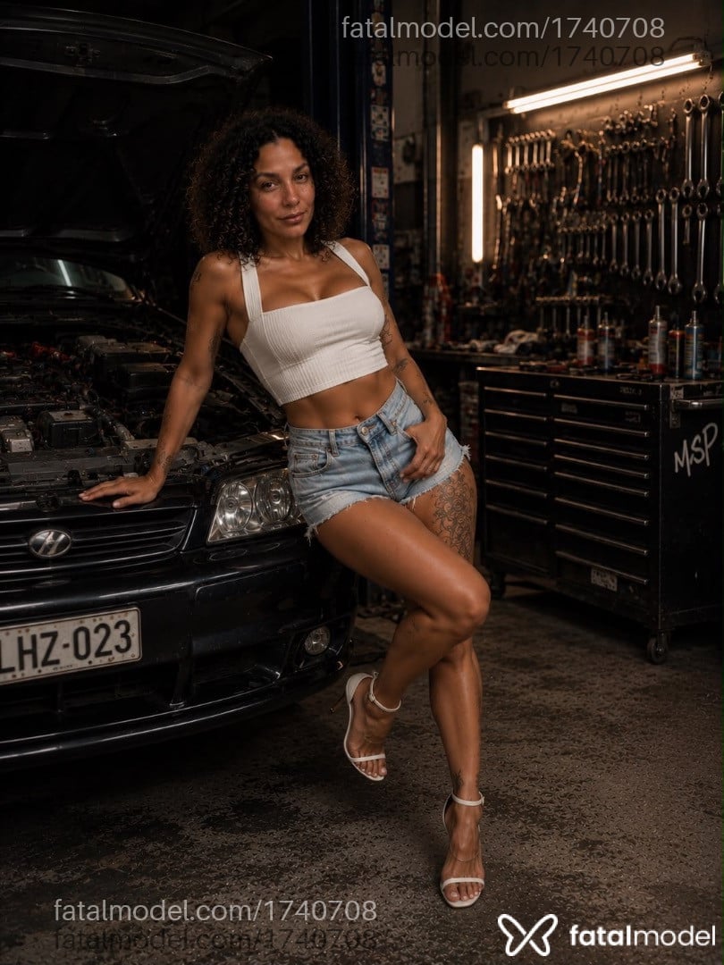 Acompanhante mulher trans morena (o) de olhos castanhos - Larissa