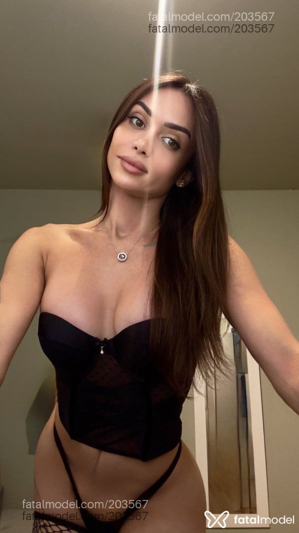 Acompanhante mulher trans com cabelo colorido de olhos castanhos - Valentyna Castro