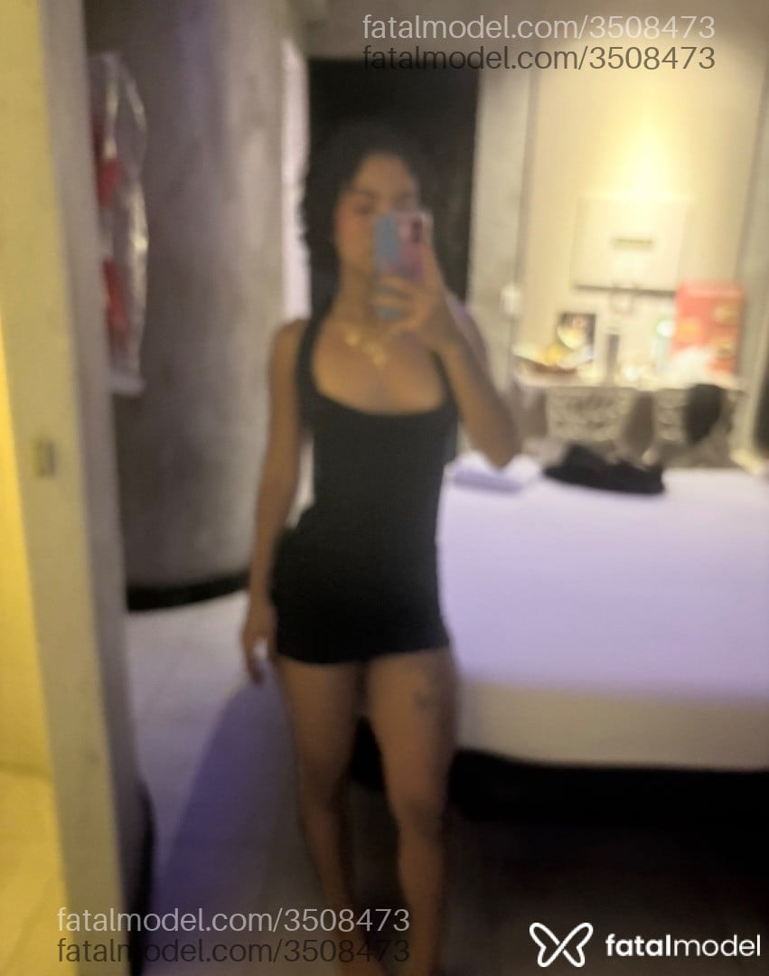 Acompanhante mulher com cabelo colorido de olhos castanhos - Jhenyfer