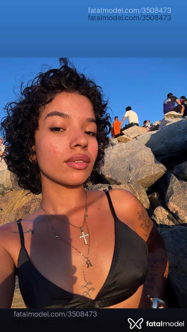 Acompanhante mulher com cabelo colorido de olhos castanhos - Jhenyfer
