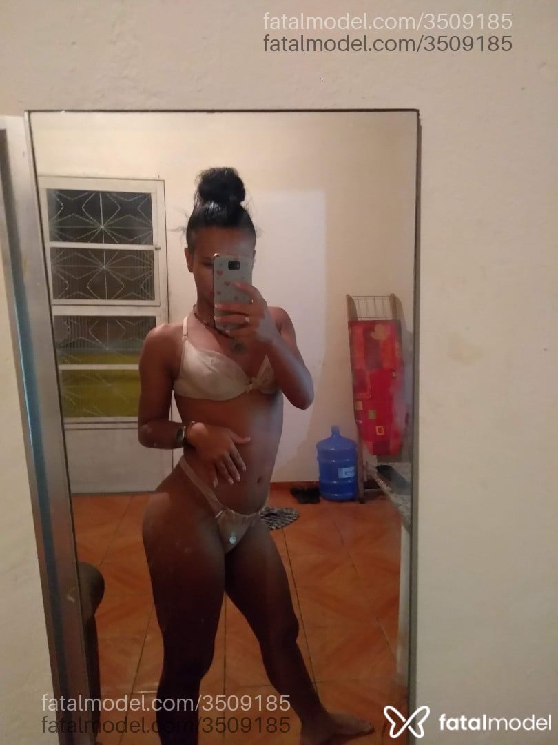 Acompanhante mulher trans com cabelo castanho de olhos azuis - Bella Acompanhante mulher trans com cabelo castanho de olhos azuis - Bella