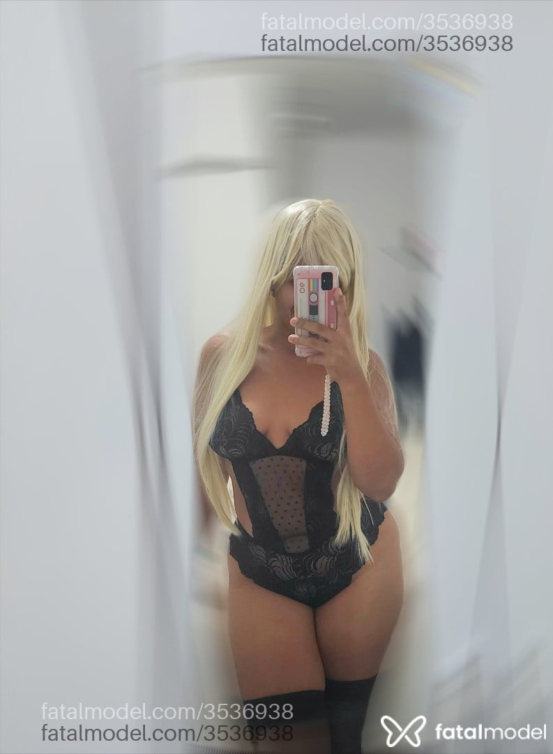Acompanhante mulher com cabelo colorido de olhos pretos - Angel Acompanhante mulher com cabelo colorido de olhos pretos - Angel