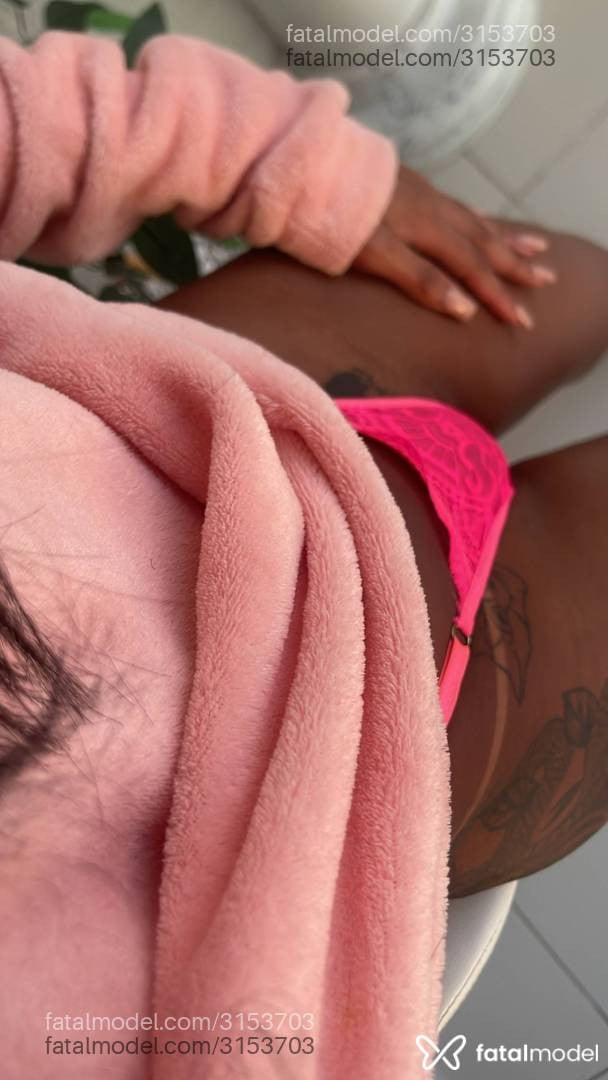 Acompanhante mulher morena (o) de olhos pretos - Clara
