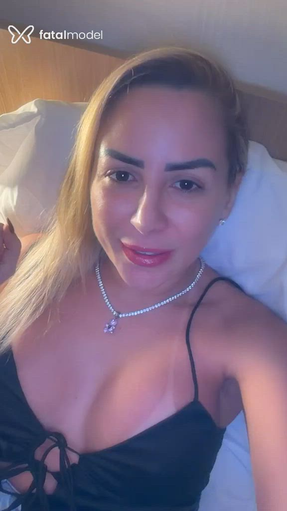 Acompanhante mulher loira (o) de olhos castanhos - Virginia Brennand