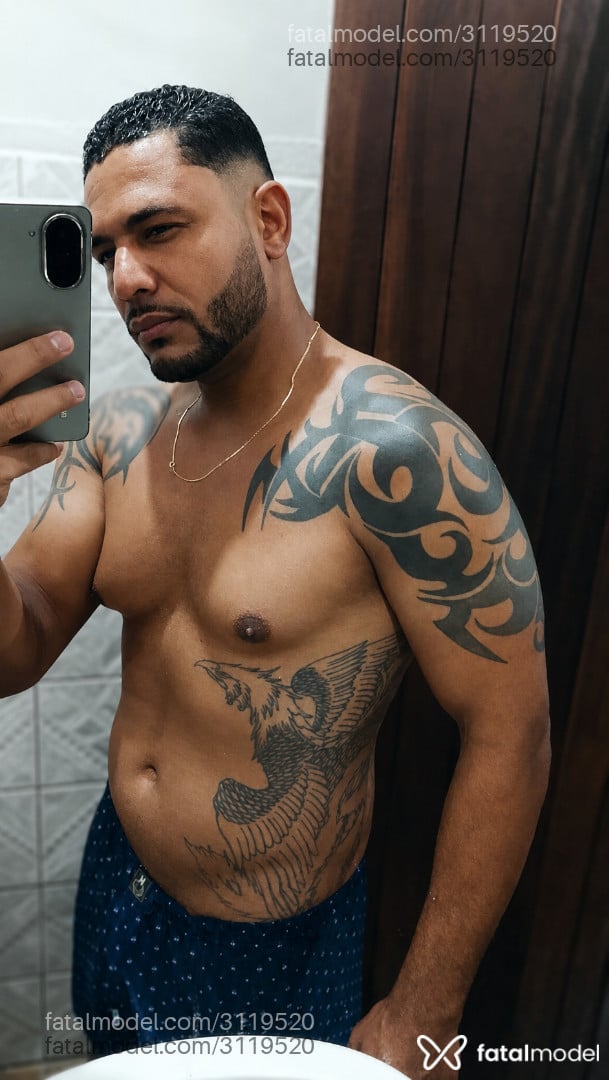 Acompanhante homem com cabelo castanho de olhos pretos - Zeus Santos